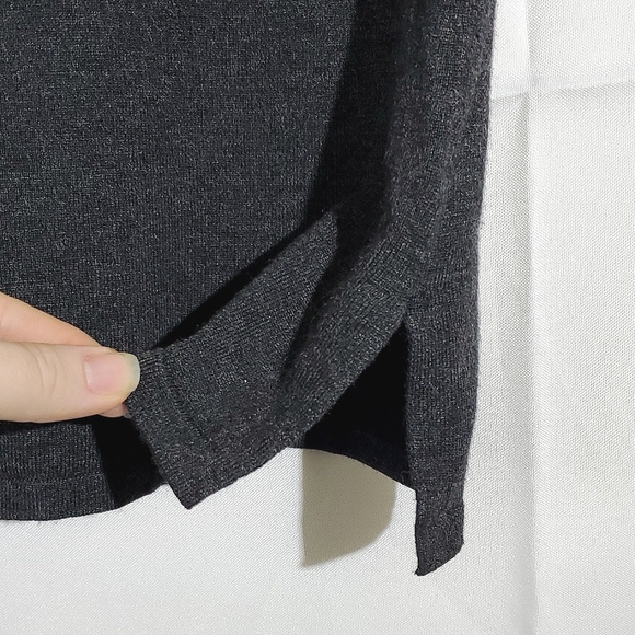 Cable & Gauge Grey Two-Tone Horizontal Stripe 3/4 Sleeve Knit Top - Medium - Picture 4 of 10